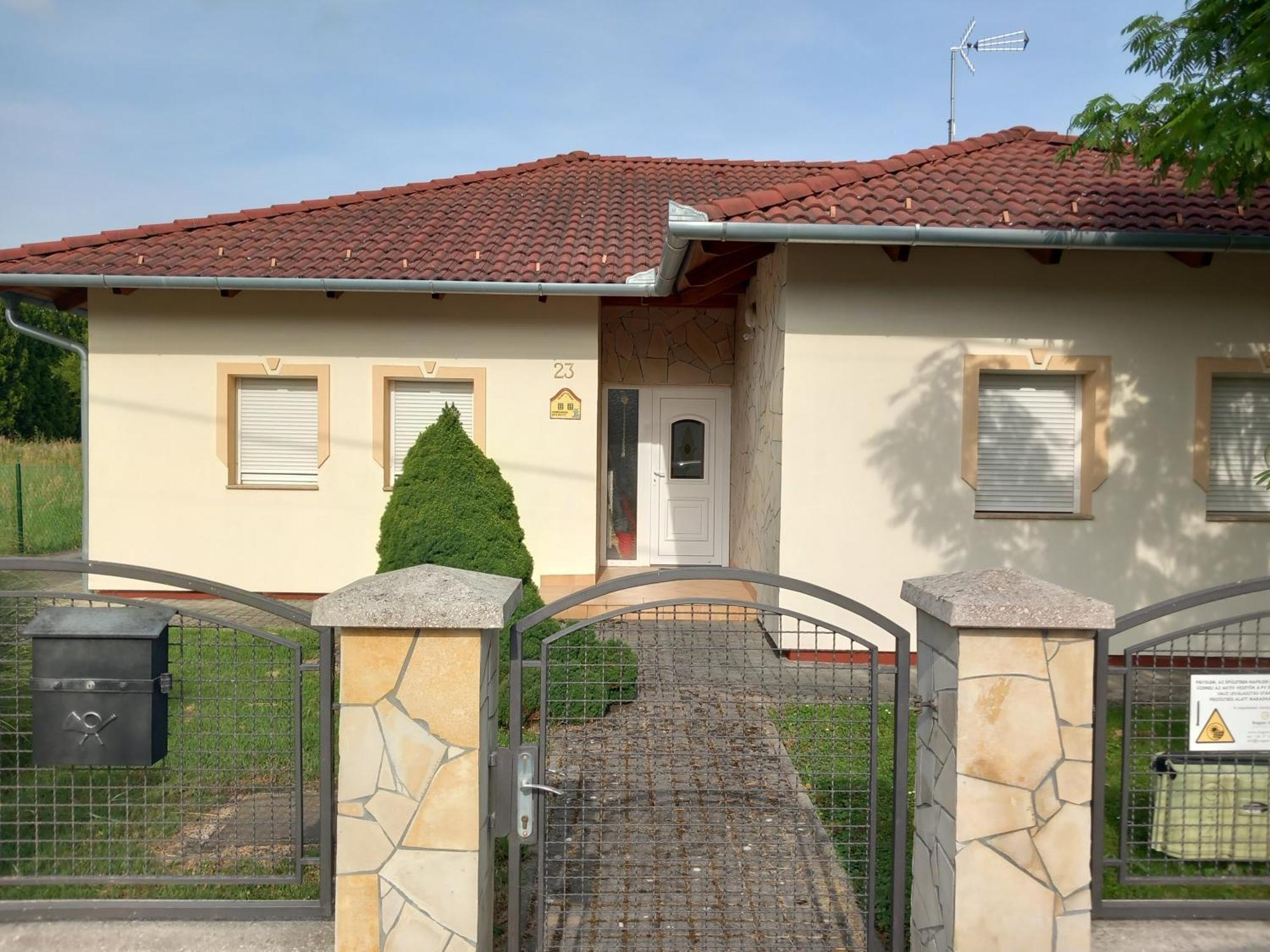 Kehidakustány Petra Apartmanhaz מראה חיצוני תמונה